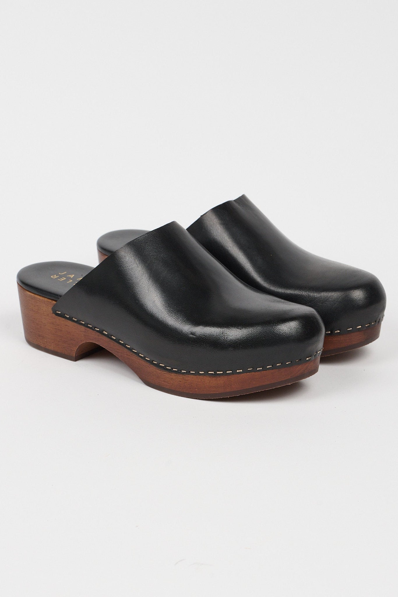 The Clog in Black