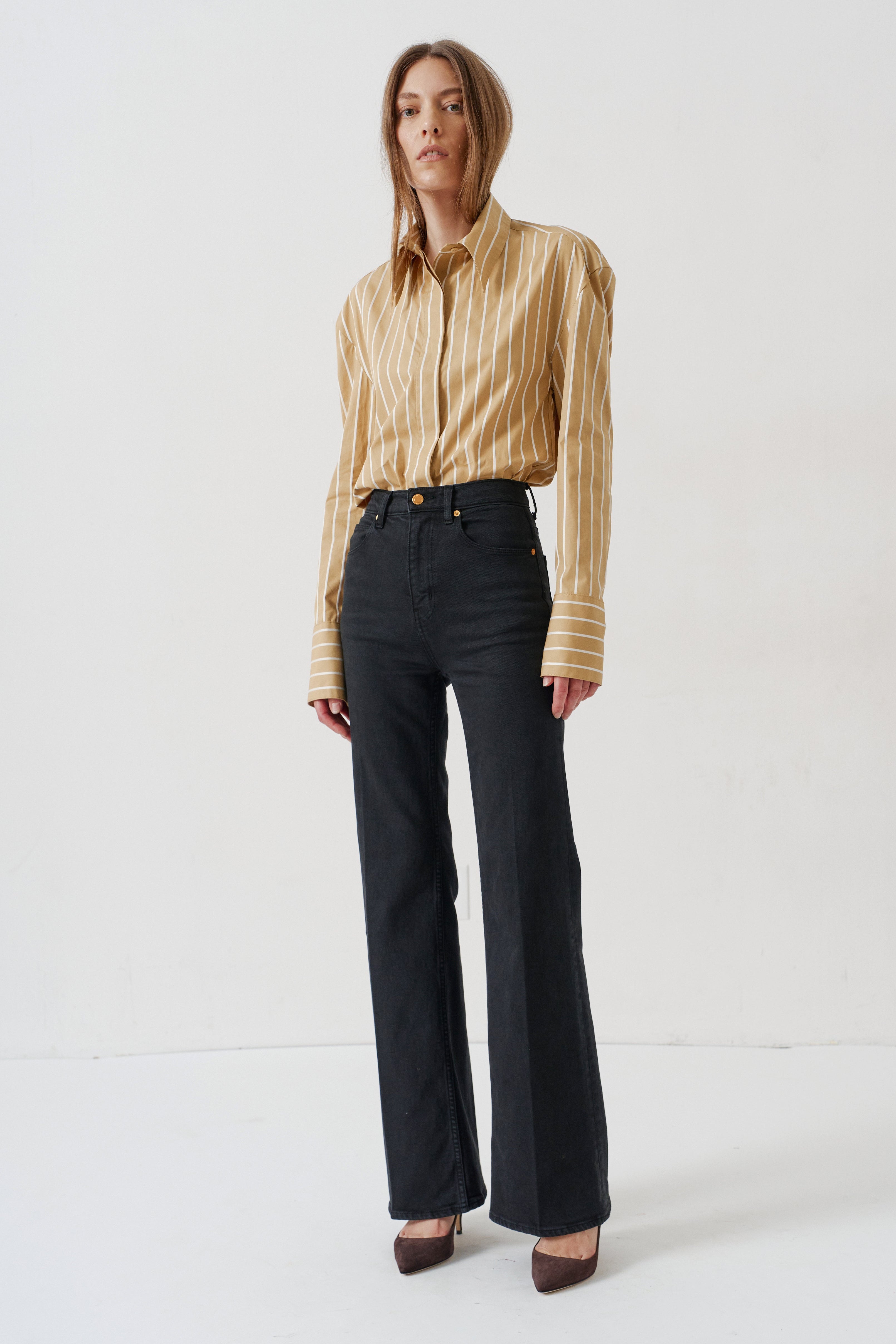 woman wearing black jeans and heel