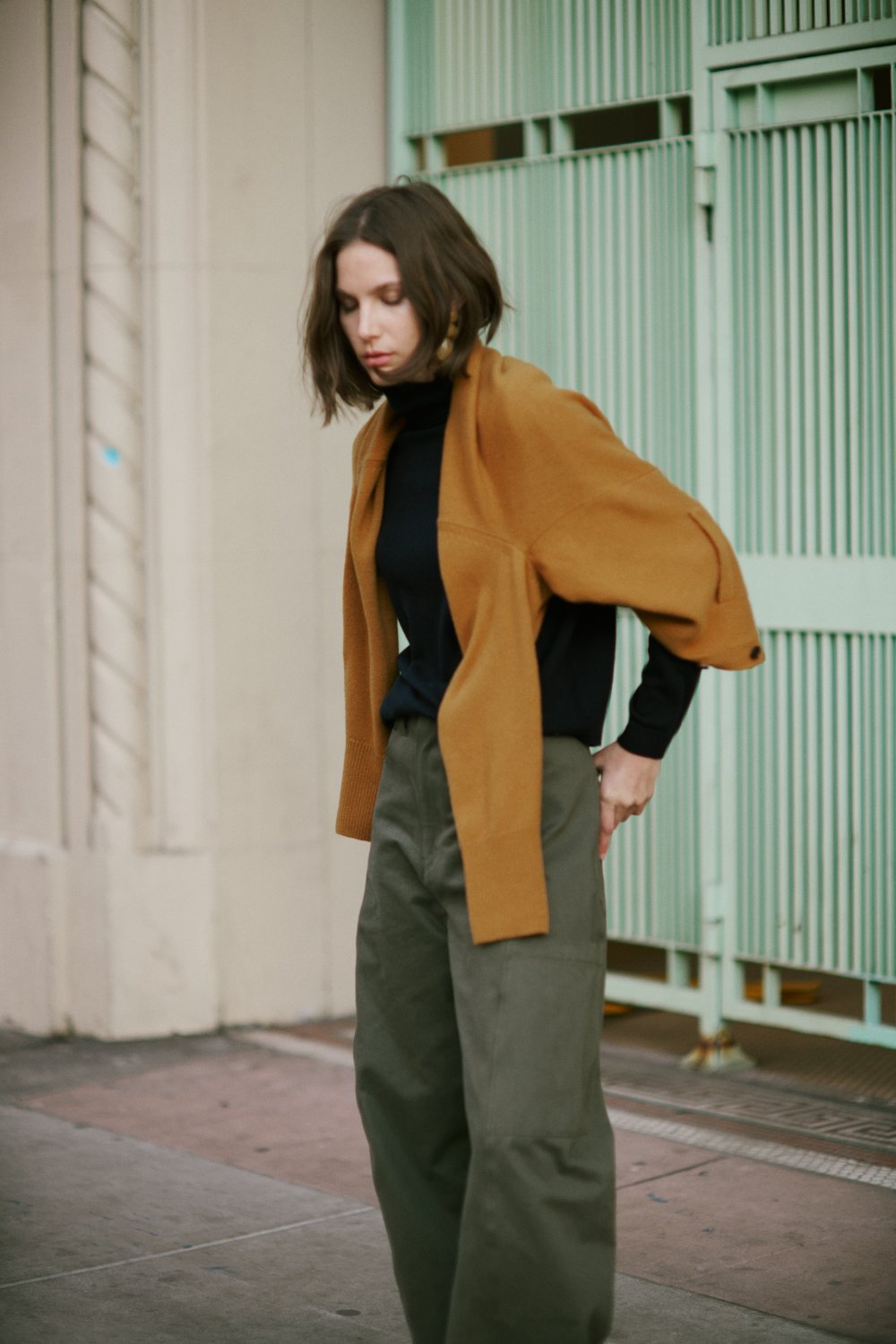 The Welt Pocket Cashmere Cardigan in Gold