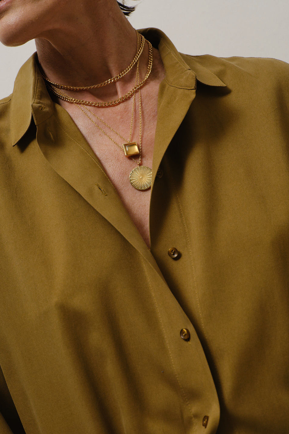 The Elbow Essential Shirt in Avo