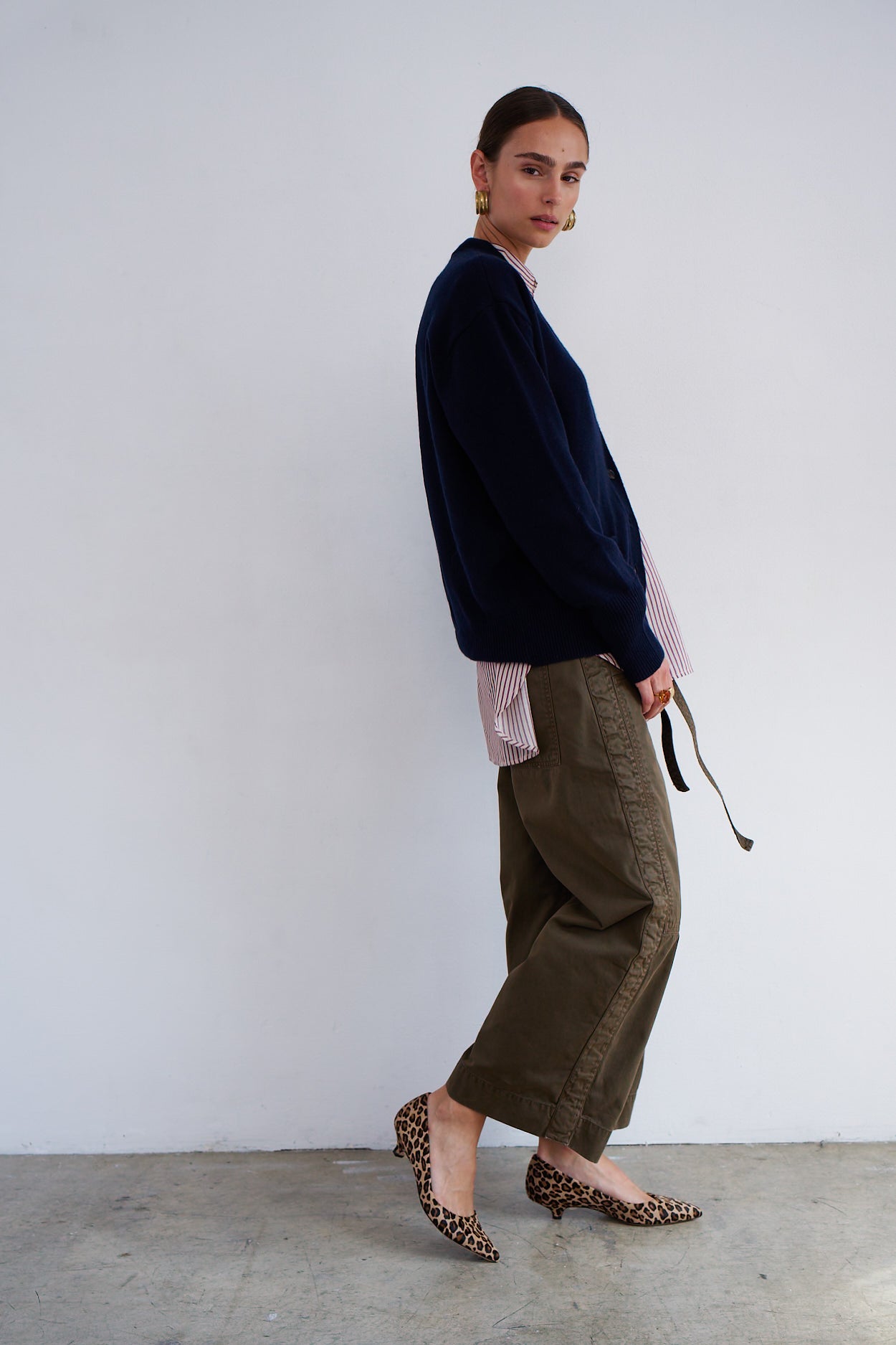 The Welt Pocket Cashmere Cardigan in Navy