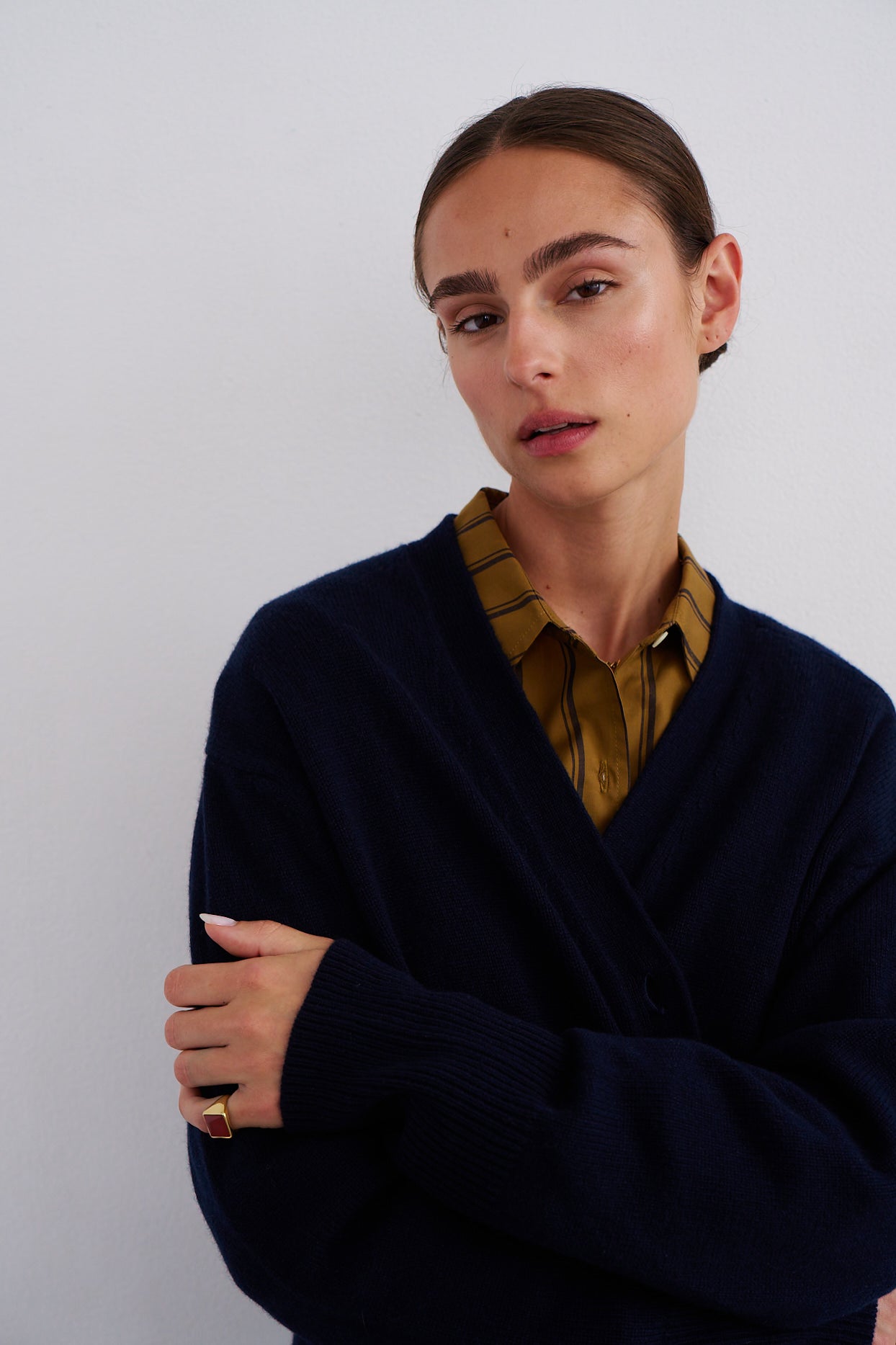 The Welt Pocket Cashmere Cardigan in Navy