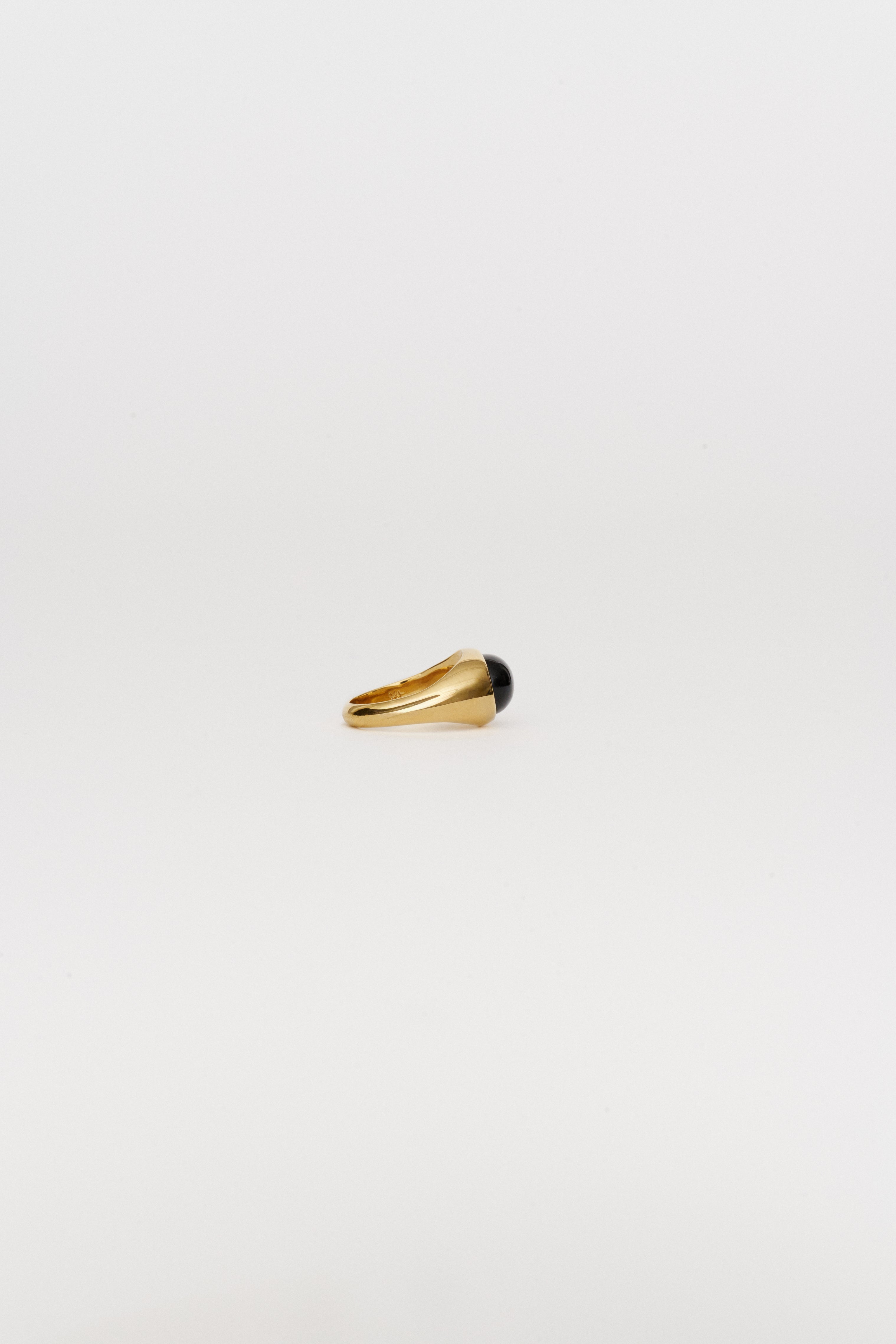 The Francis Oval Signet Ring in Onyx