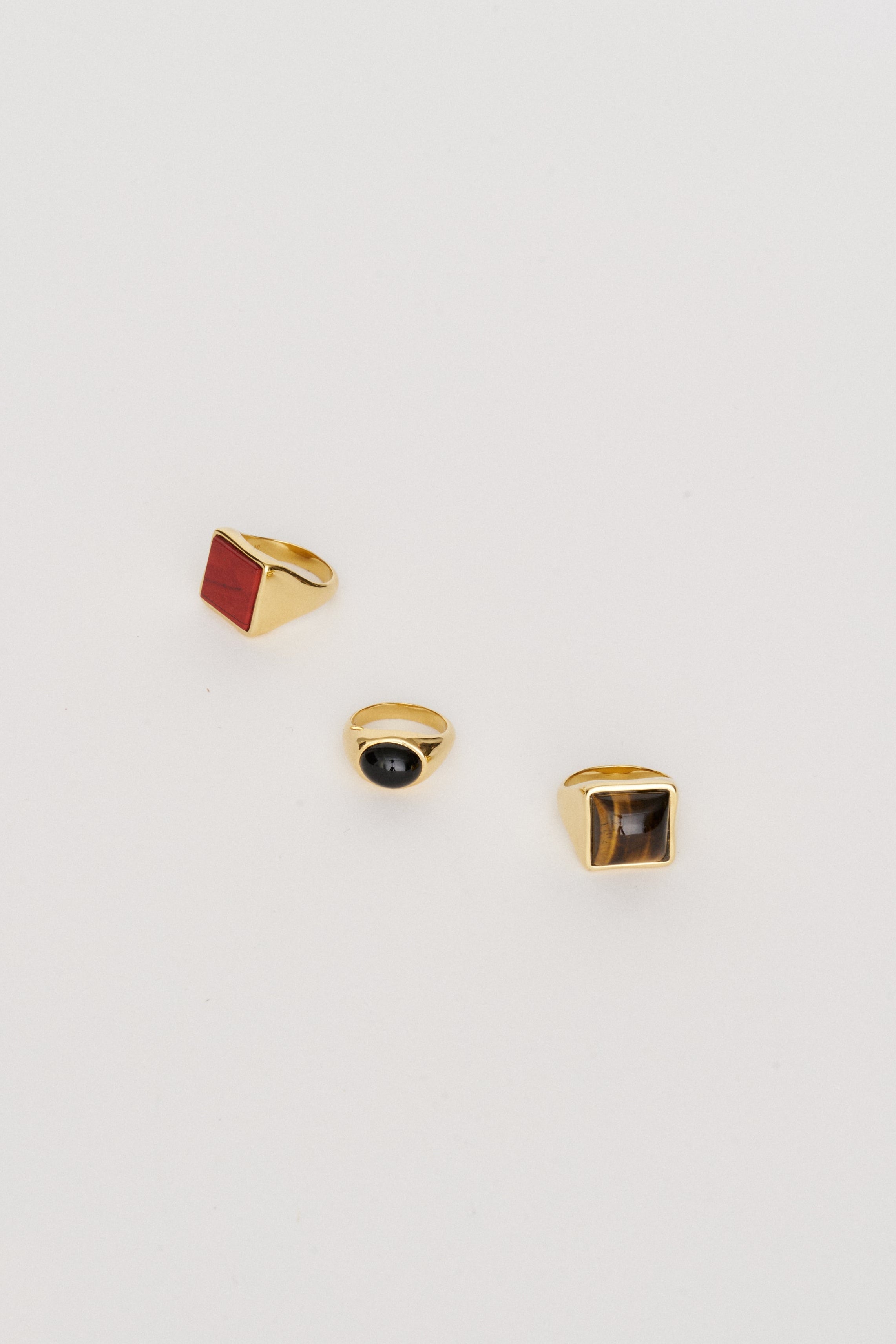 The Francis Oval Signet Ring in Onyx