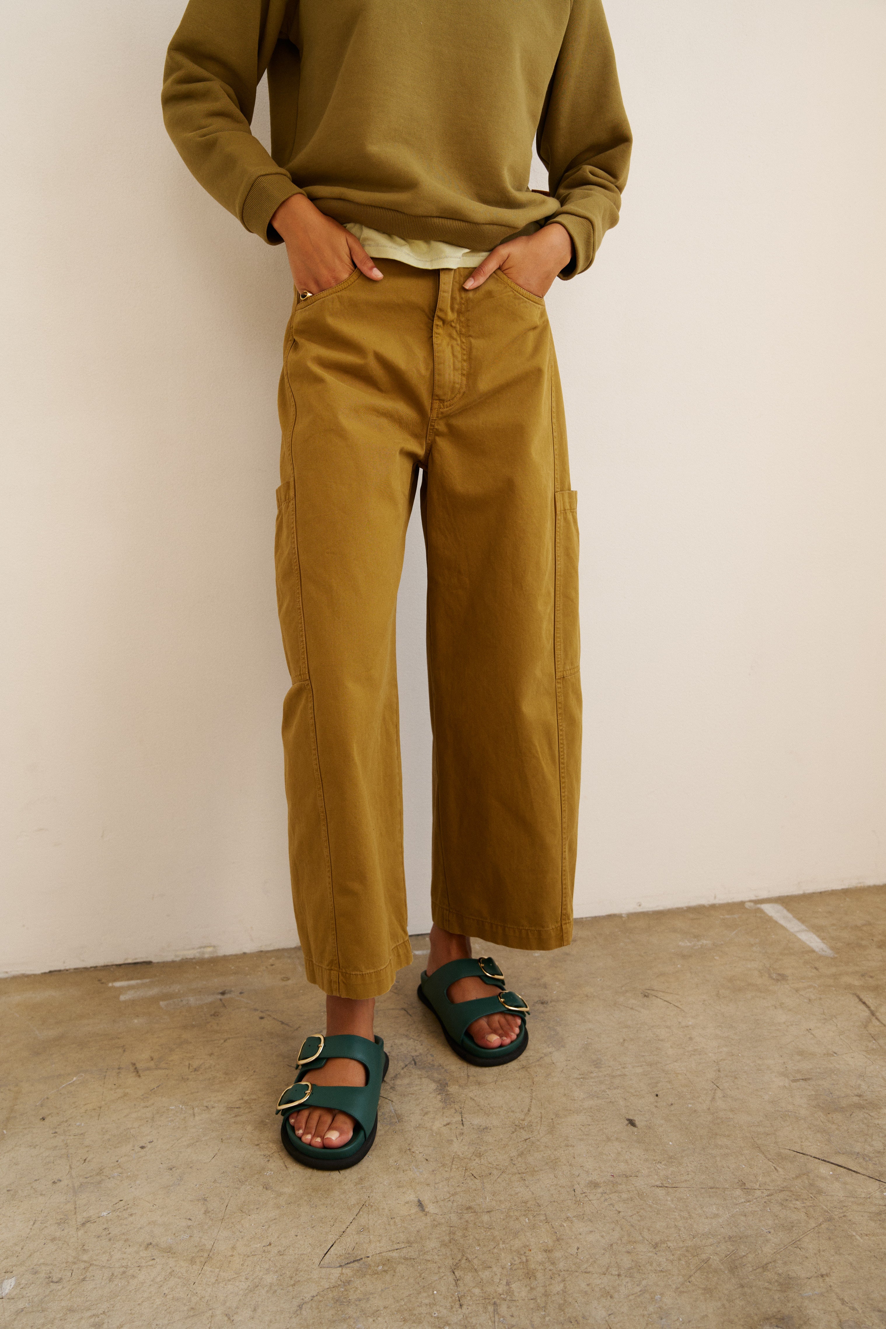 The Baggy Painter Crop in Avo