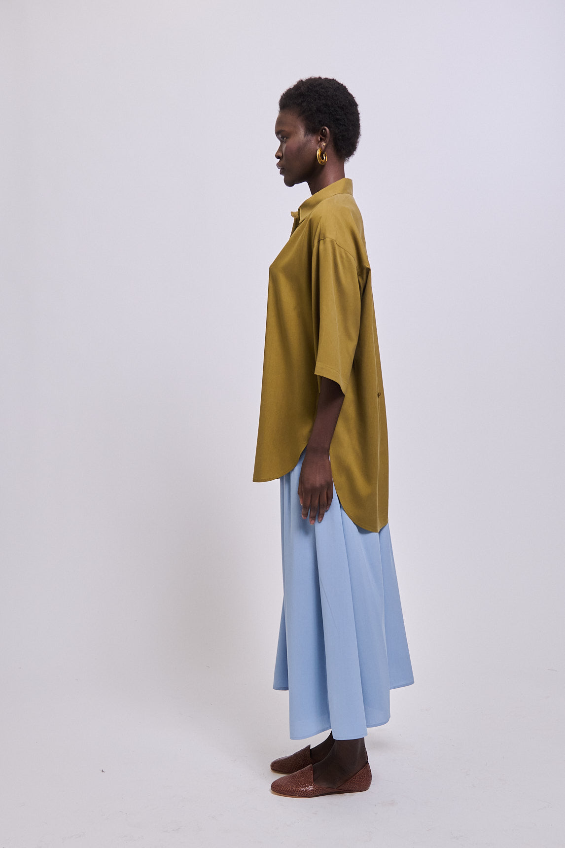 The Elbow Essential Shirt in Avo