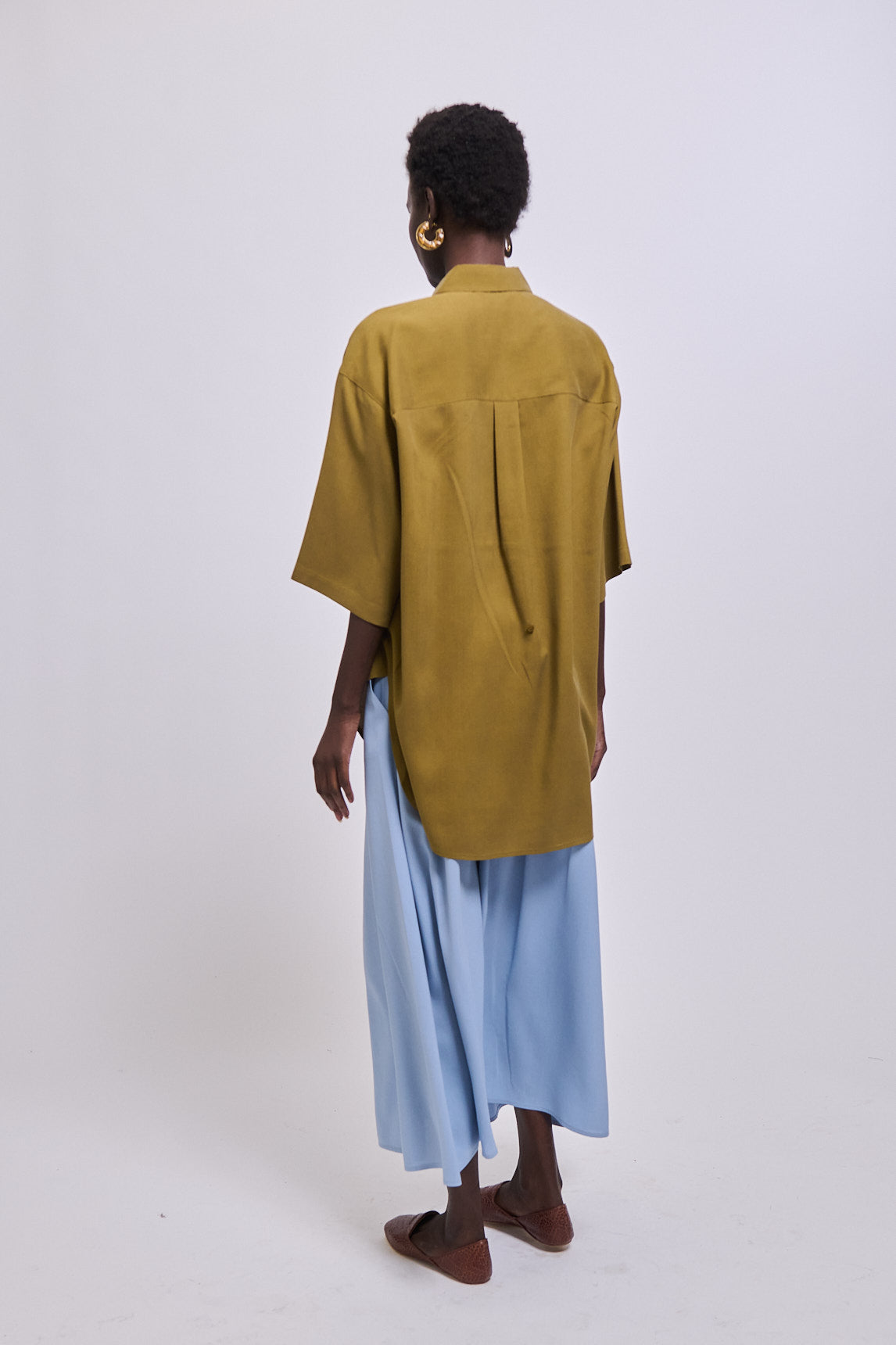 The Elbow Essential Shirt in Avo