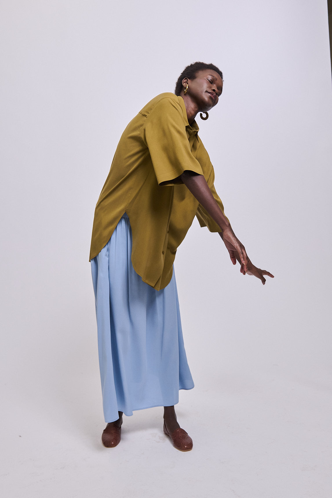 The Elbow Essential Shirt in Avo