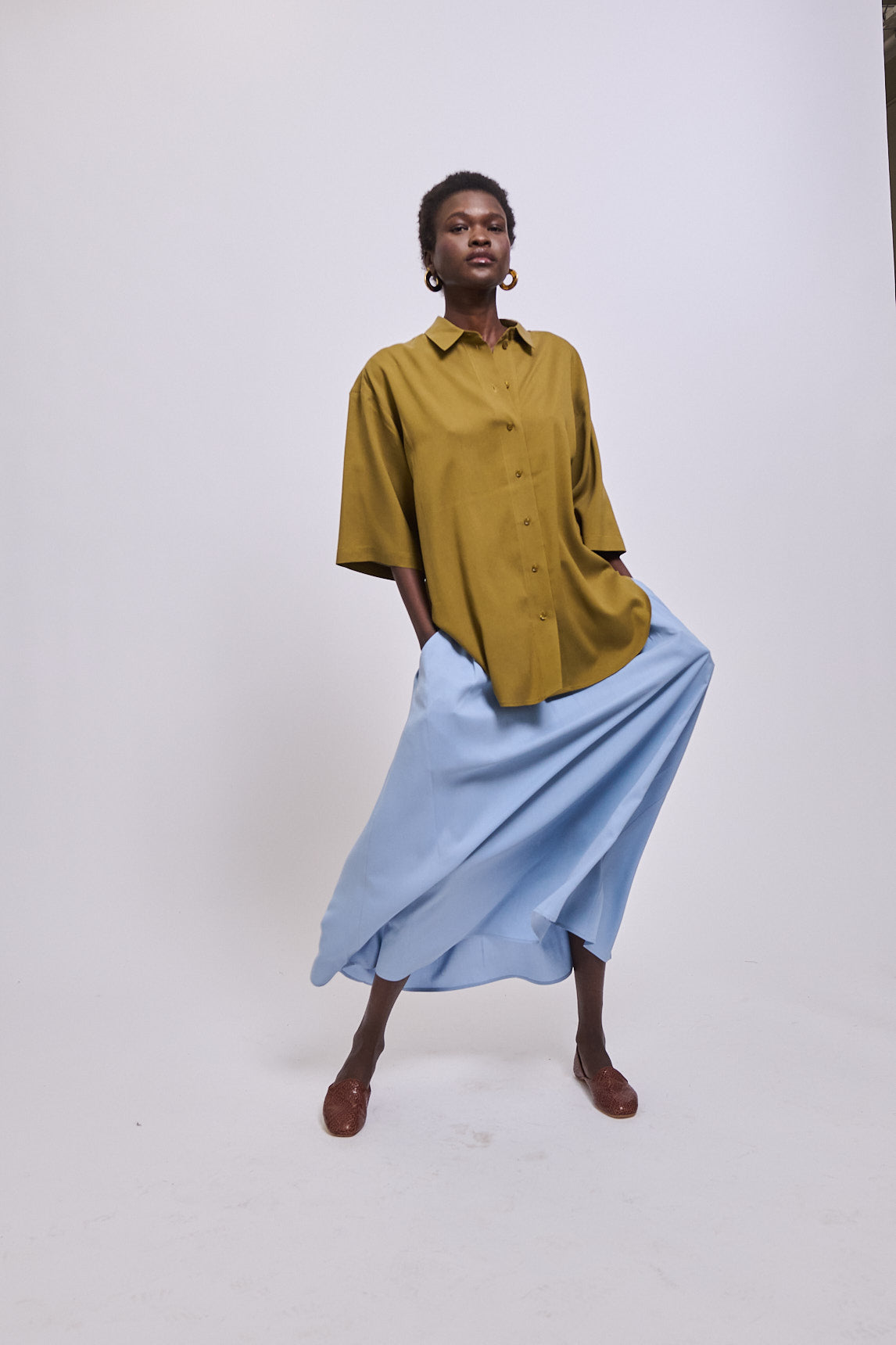 The Elbow Essential Shirt in Avo
