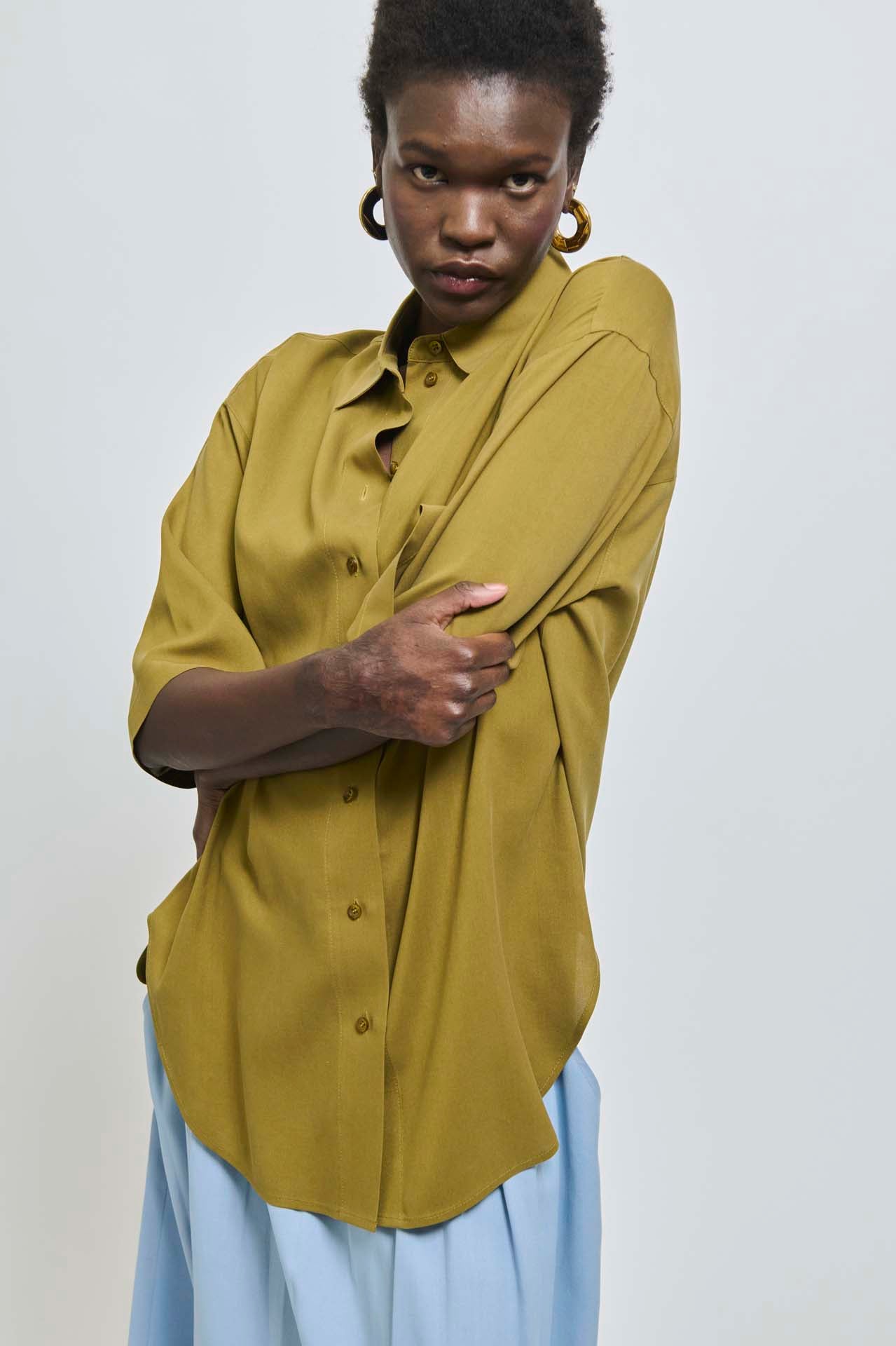 The Elbow Essential Shirt in Avo
