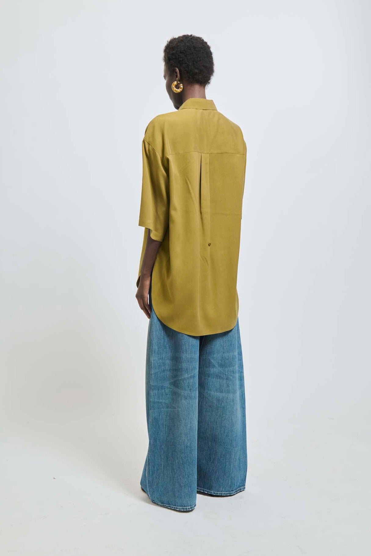 The Elbow Essential Shirt in Avo