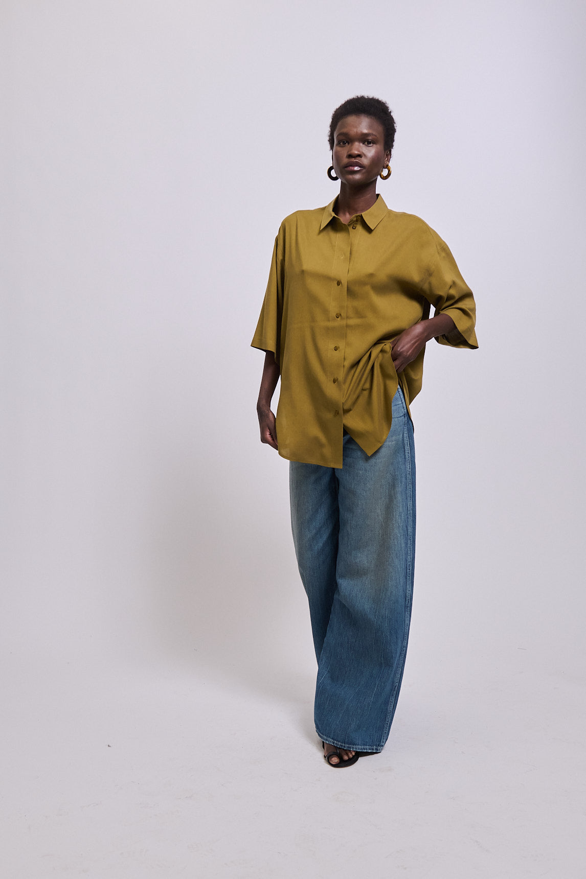 The Elbow Essential Shirt in Avo