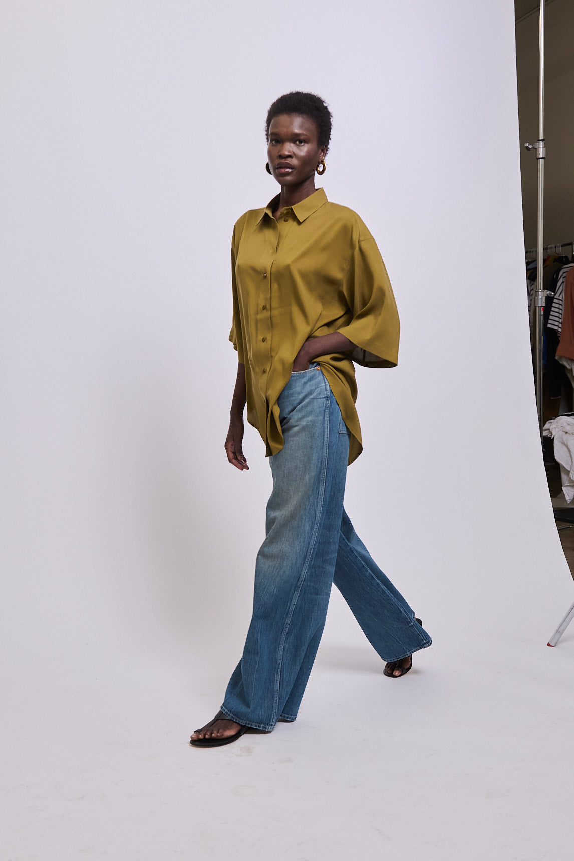 The Elbow Essential Shirt in Avo