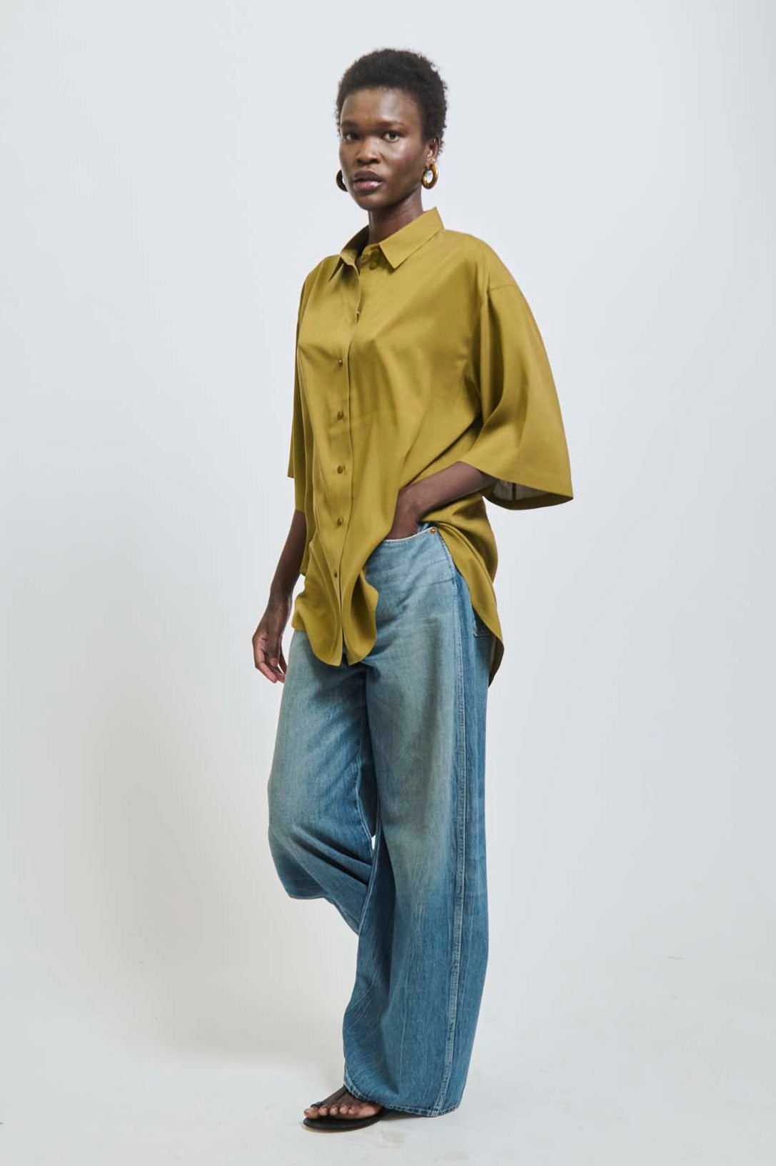 The Elbow Essential Shirt in Avo