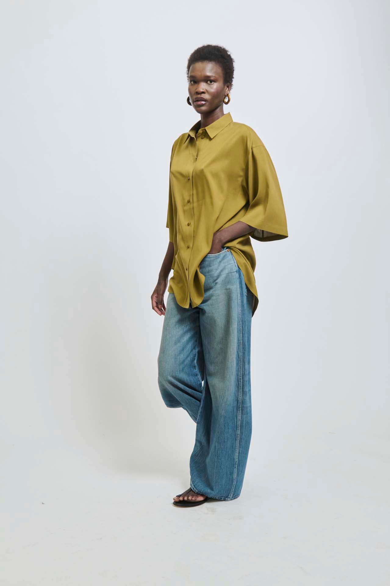 The Elbow Essential Shirt in Avo