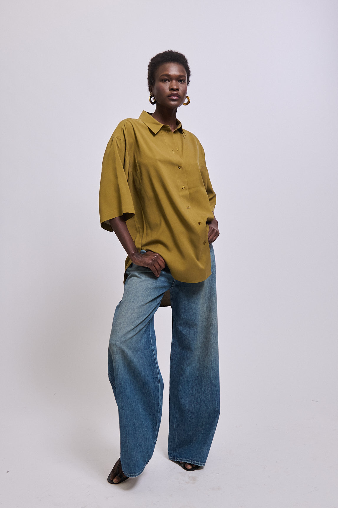 The Elbow Essential Shirt in Avo