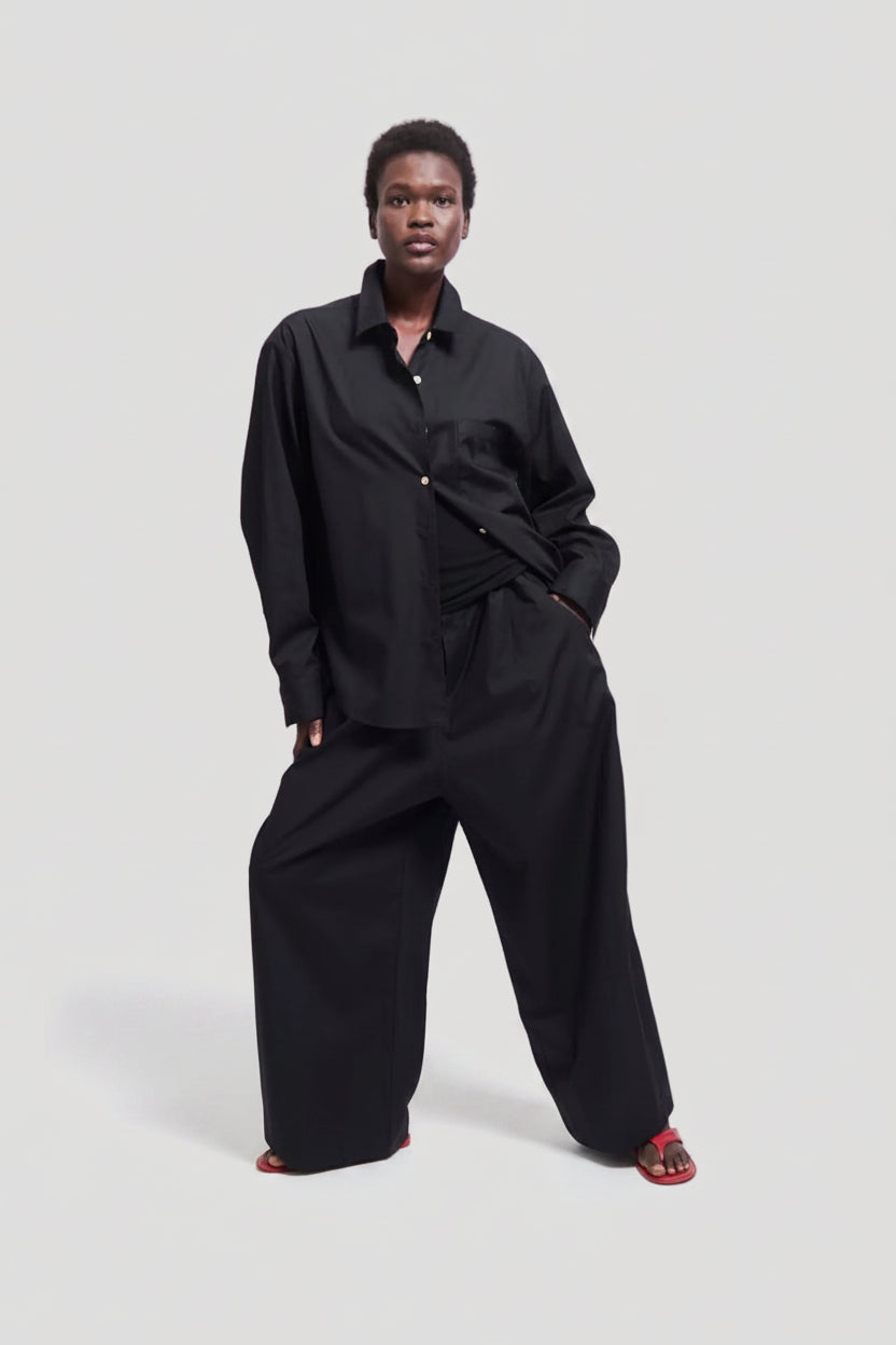 The Logo Weekend Shirt in Black