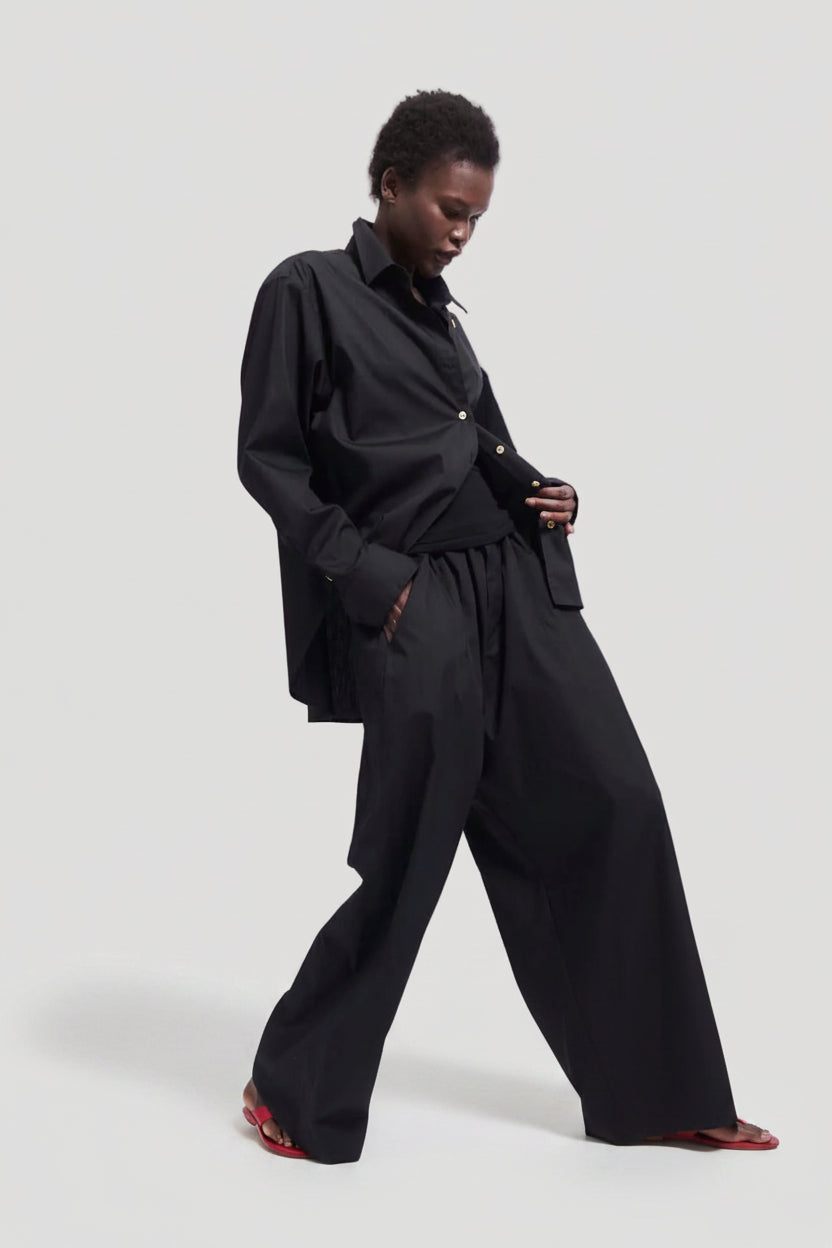 The Logo Weekend Shirt in Black