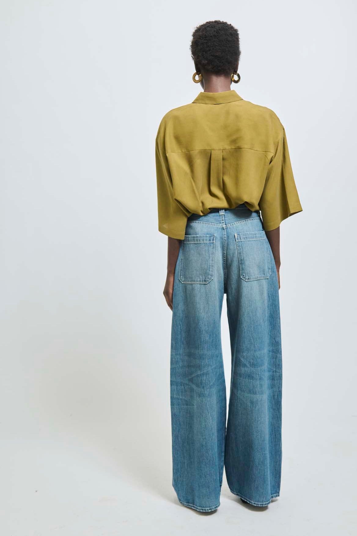 The Elbow Essential Shirt in Avo