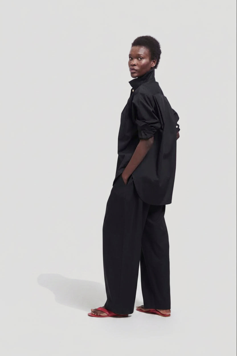 The Logo Weekend Shirt in Black