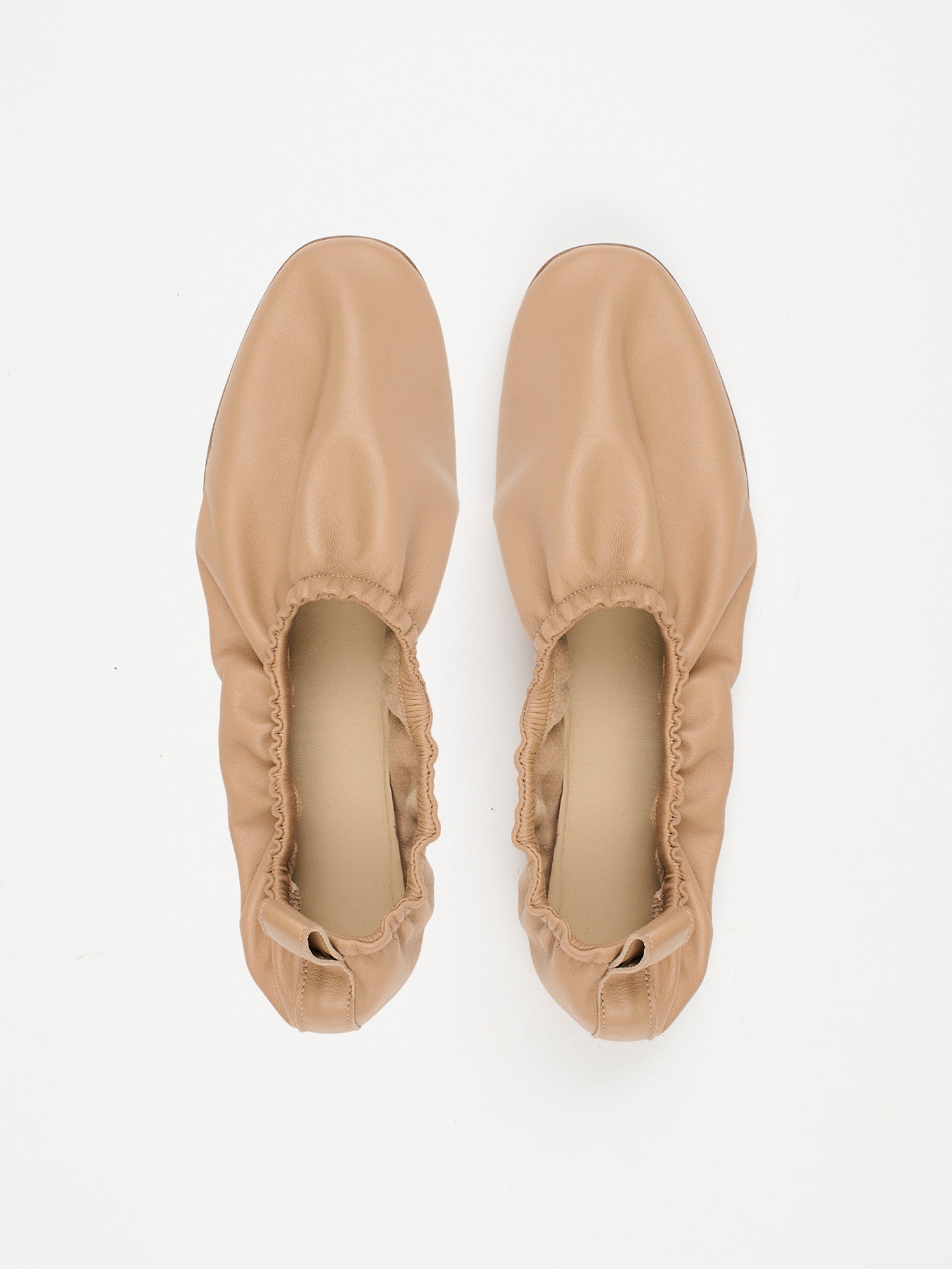 The Elastic Slipper in Dark Caramel Flat Front